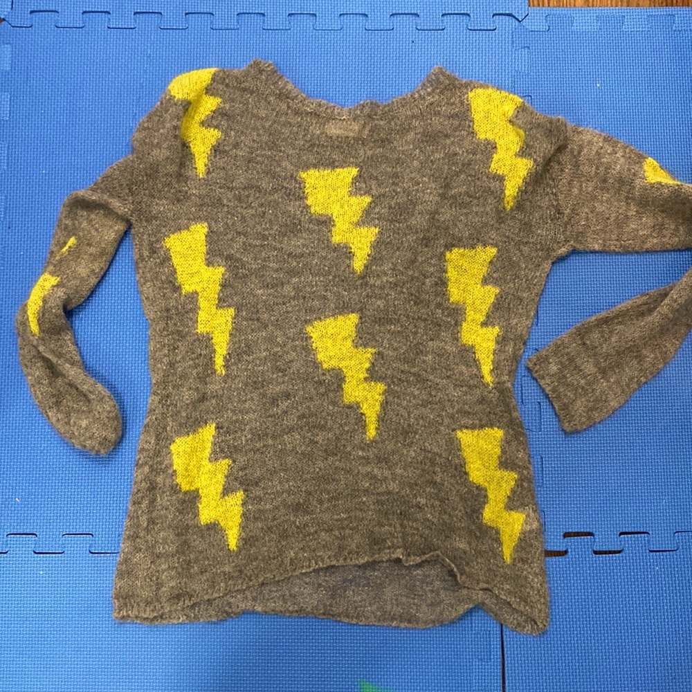 Very light sweater, knit, no tears